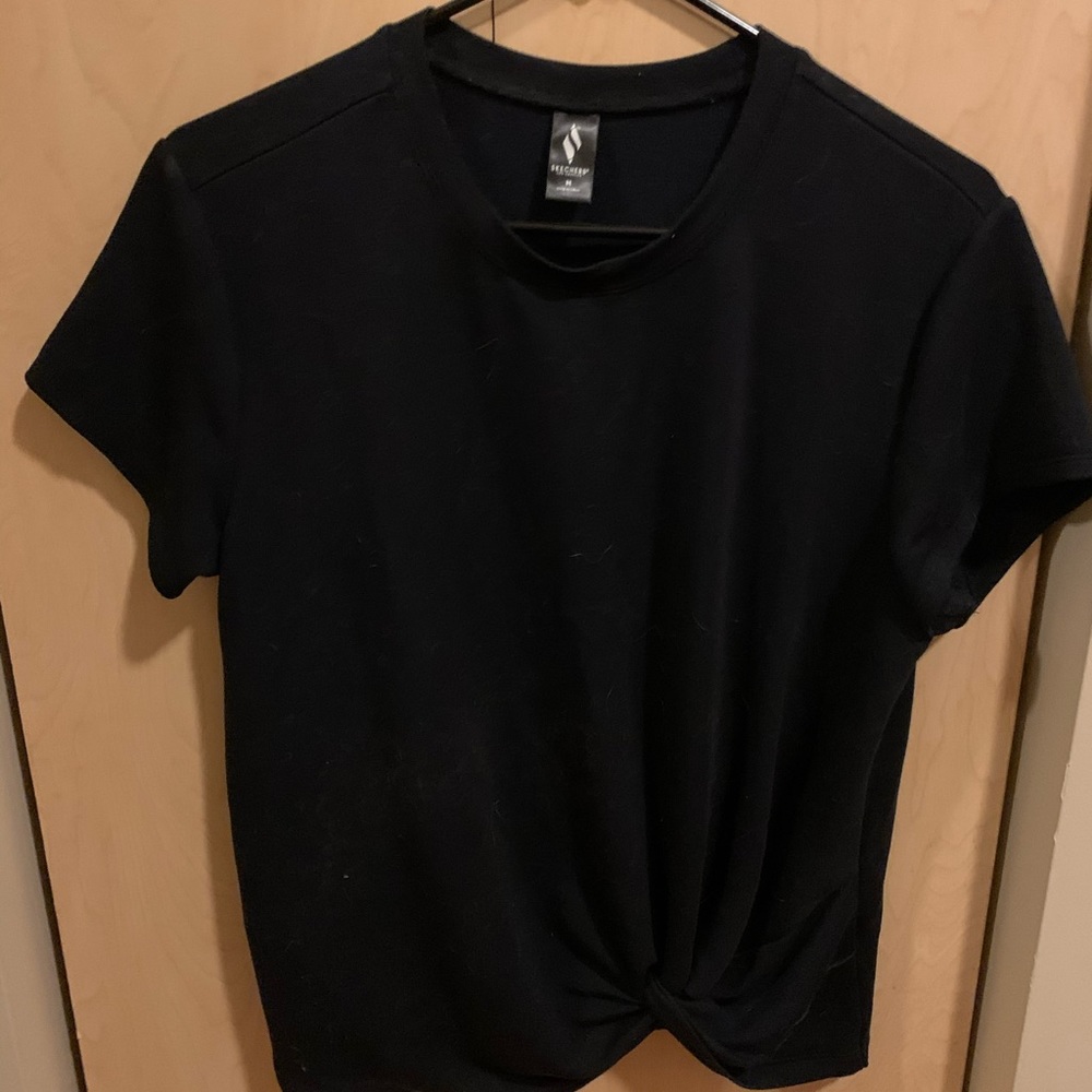 Sketchers T-Shirt with a knot in the bottom left